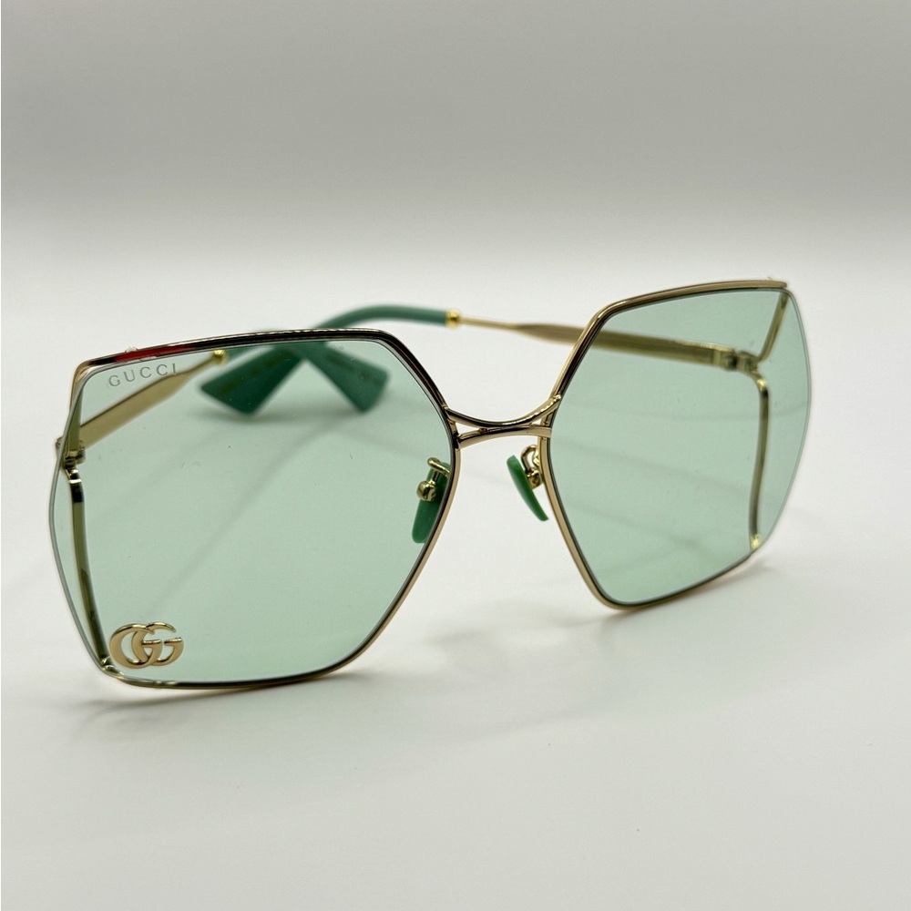 Gucci GG0817S Oversized square sunglasses.
